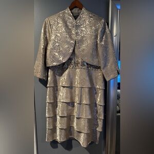 R&M Richards Cream Sheath Dress with V-Neck and‎ 3/4 Cuffed Sleeves